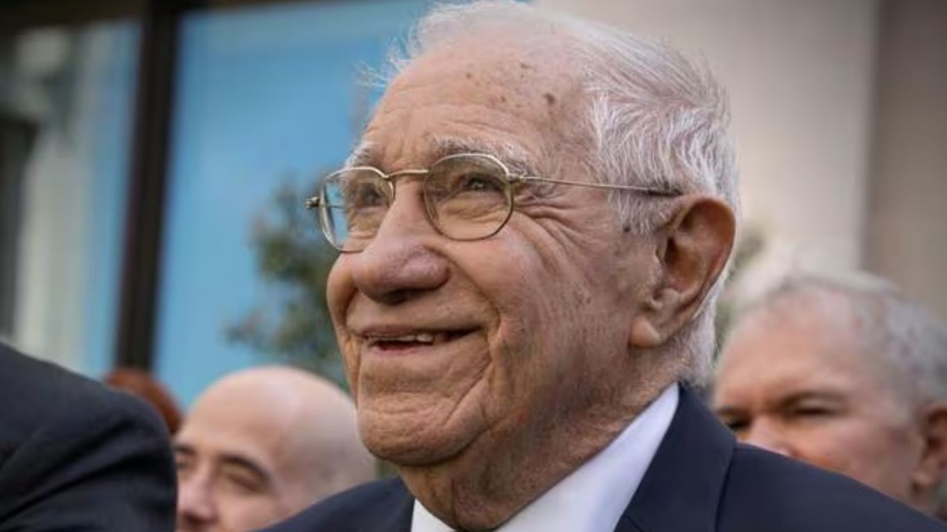 Enrique Macaya Márquez vuelve a los 89 años,  lejos de renunciar sorprende a todos y retorna